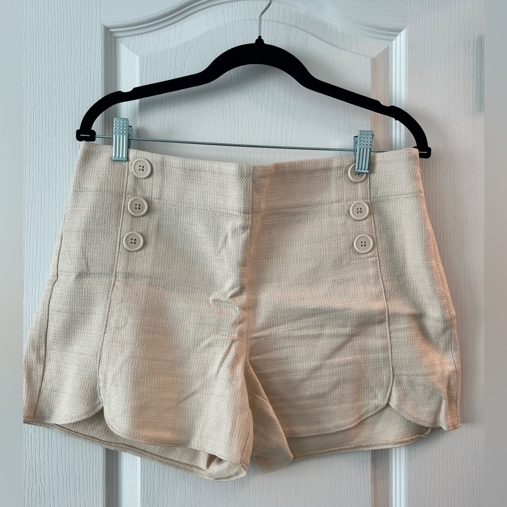 Loft Riviera Short / Size 8 / Cream